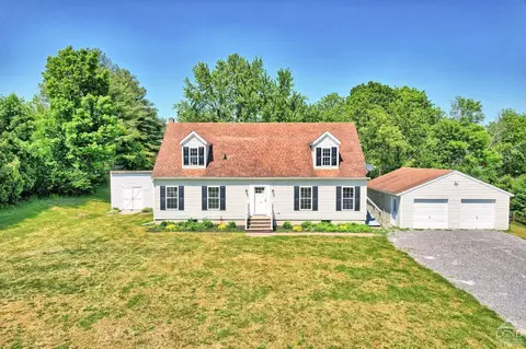 13 Twin Dr, Hudson, NY 12534
