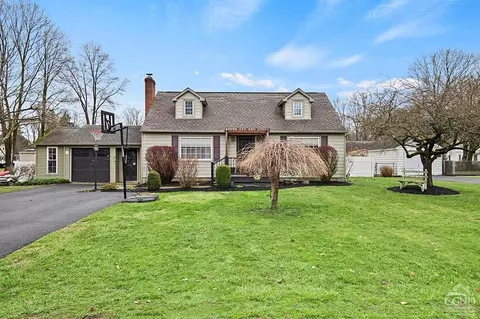 6 Valley View Rd, Hyde Park, NY 12538