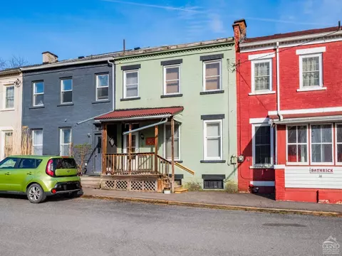 15 Brick Row, Athens, NY 12015