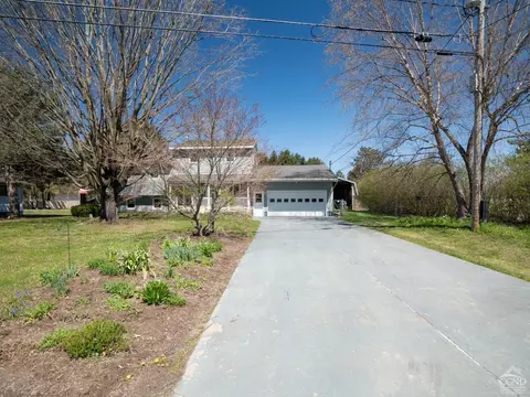 12 Maple Dr, Schodack, NY 12033