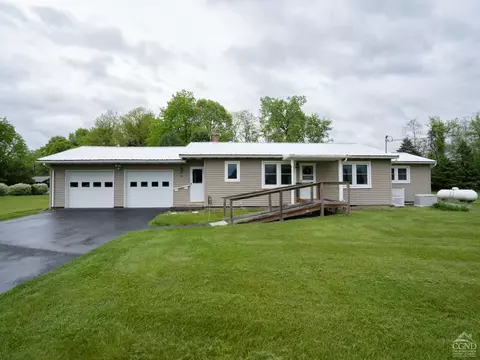 14 Pin Oak Dr, Kinderhook, NY 12106