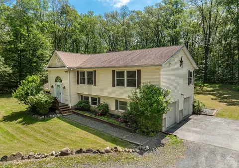 37 Stella Dr, Gardiner, NY 12525
