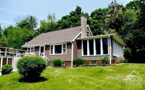 78 Gypsy Pt, Athens, NY 12015