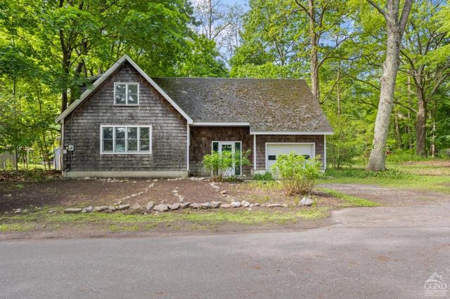 16 Summerside Ave, Elizaville, NY 12523