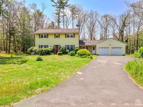 11 Sandy Ct, West Hurley, NY 12491