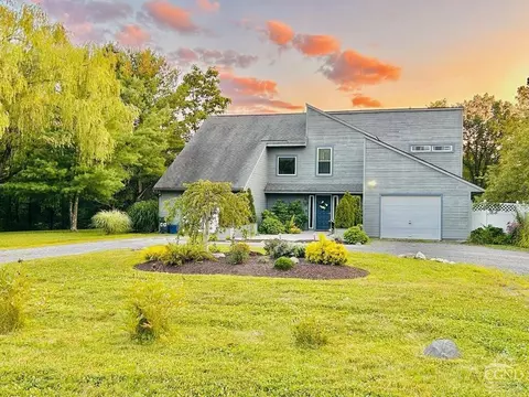 60 Fitting Rd, Hudson, NY 12534