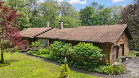 394 Snydertown Rd, Craryville, NY 12521