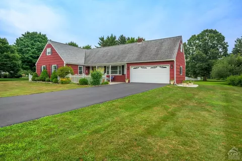 6 Hawthorne Dr, Valatie, NY 12184