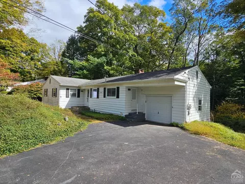 30 Timberline Dr, Poughkeepsie, NY 12603