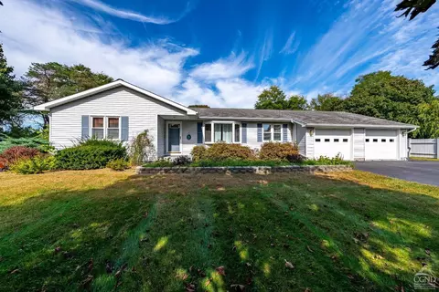 76 Rossman Cir, Hudson, NY 12534