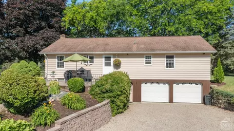 33 Mountain Vw, Germantown, NY 12526