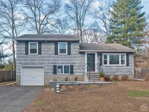1 Apple Tree Dr, Rhinebeck, NY 12572