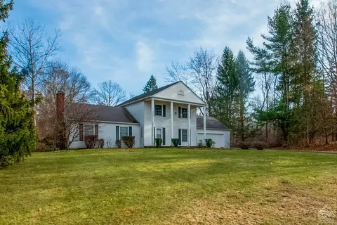 24 Pleasant View Dr, Hudson, NY 12534
