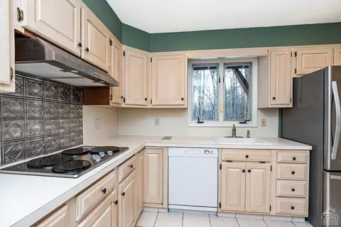 28 Devon Rd, Bethlehem, NY 12054 photo 12