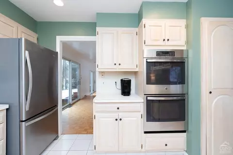 28 Devon Rd, Bethlehem, NY 12054 photo 10