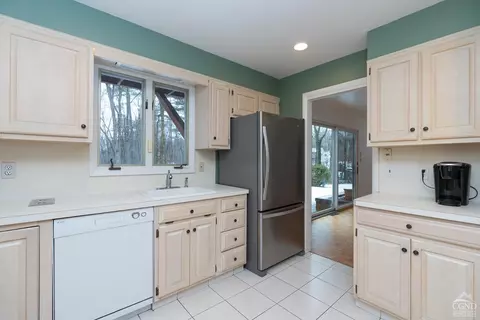 28 Devon Rd, Bethlehem, NY 12054 photo 11