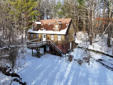 31 Schoolmaster Ct, Coxsackie, NY 12051