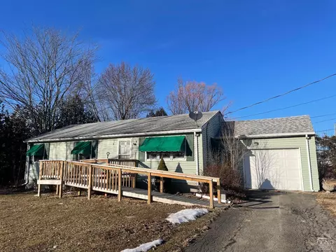 10 Livingston Pkwy, Hudson, NY 12534