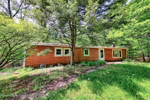 221 Jarvis Rd S, Ravena, NY 12143