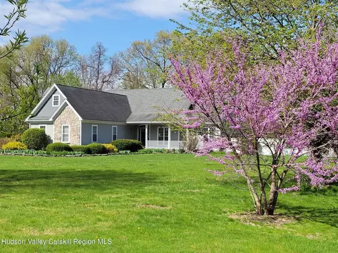 14 Presidential Dr, Kinderhook, NY 12106