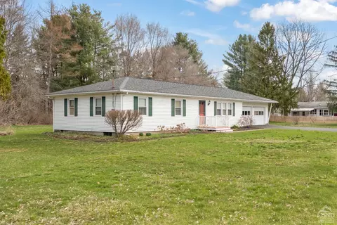 2 Pin Oak Dr, Kinderhook, NY 12106