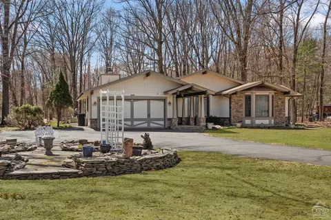 13 Knollwood, Valatie, NY 12184