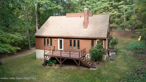 56 Knollwood Dr, Valatie, NY 12184