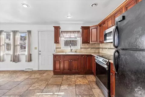744 Hamilton St, Schenectady, NY 12307 photo 9