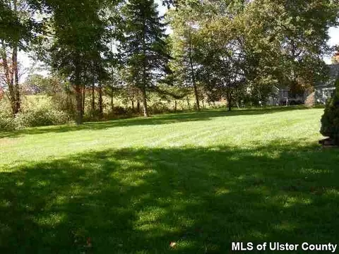 33 Bruyn Tpke, Wallkill, NY 12589 photo 2
