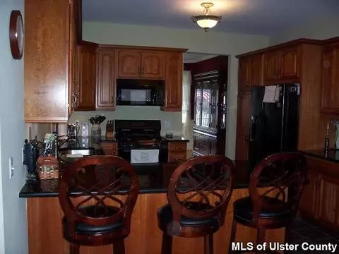 5 Pella Ct, Wallkill, NY 12589 photo 3