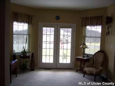 5 Pella Ct, Wallkill, NY 12589 photo 4