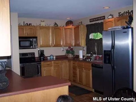 341 Strawridge Rd, Wallkill, NY 12589 photo 2