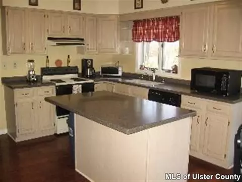 240 Valley Vw, Wallkill, NY 12589 photo 4