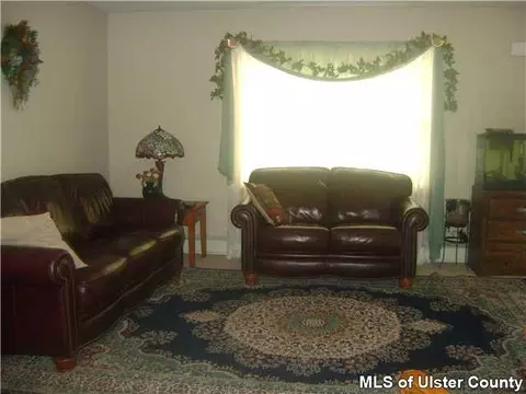 5 Summerset Dr, Wallkill, NY 12589 photo 2