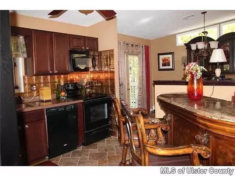 13 Summerset Dr, Wallkill, NY 12589 photo 6
