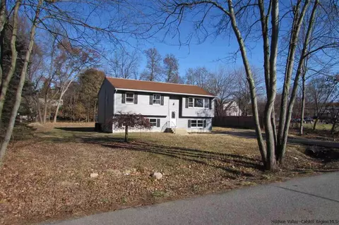 8 Baumer Rd, Wallkill, NY 12589 photo 2