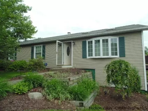33 Ce Penney Dr, Wallkill, NY 12589 photo 1