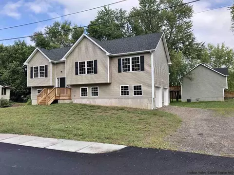 39 Dubois St, Wallkill, NY 12589 photo 2