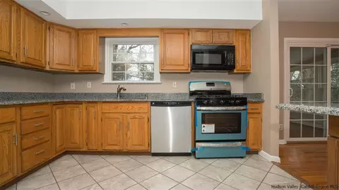 29 Fox Hl, Wallkill, NY 12589 photo 3