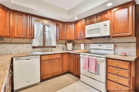 19 River Gln, Wallkill, NY 12589 photo 12