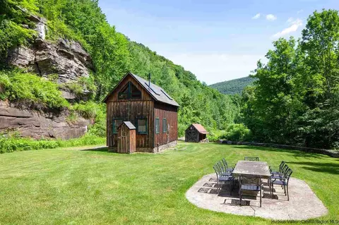 8 Emerson Ter, Phoenicia, NY 12464