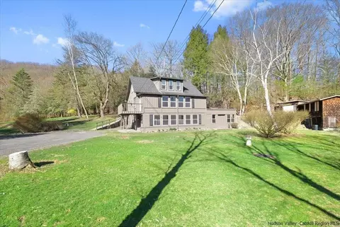 2 Mae Ln, Highland, NY 12528