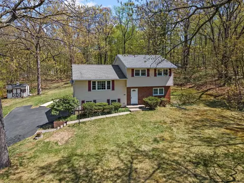 405 Strawridge Rd, Wallkill, NY 12589