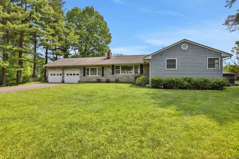 1 Sycamore Dr, Saugerties, NY 12477