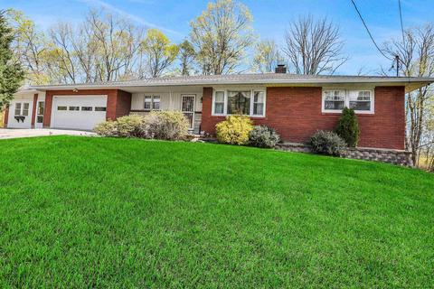 8 Stonecrest Dr, New Windsor, NY 12553