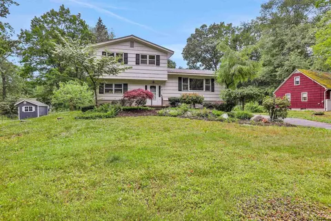 7 Woodland Dr, New Paltz, NY 12561