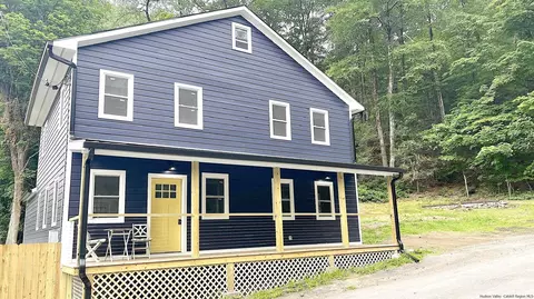 6 Sand Hl, Rosendale, NY 12472