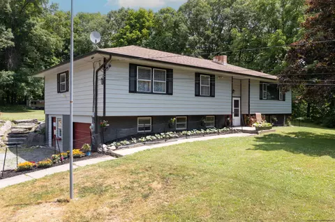 81 S Quaker Ln, Hyde Park, NY 12538