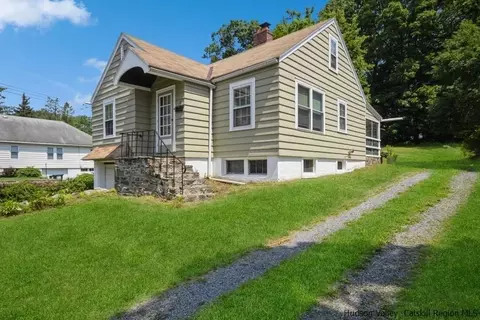 23 Grove St, Highland, NY 12528