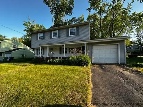 18 Village Dr, Saugerties, NY 12477